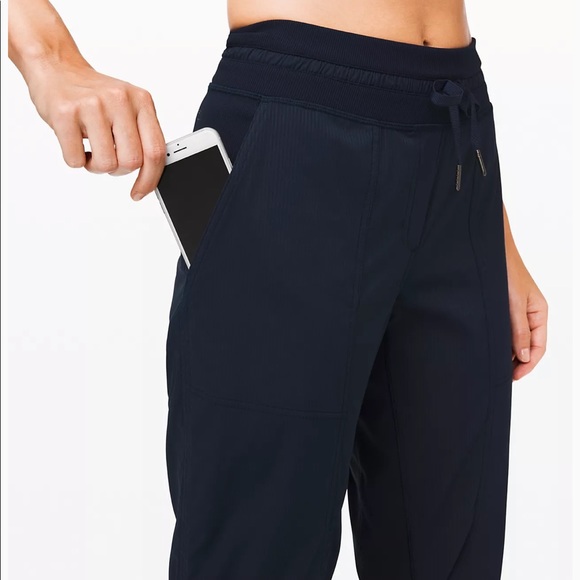 Lulu lemon mid rise capris navy blue - Picture 3 of 4